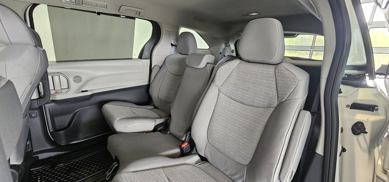 Toyota Sienna LE + AWD + 8 PASSAGERS + CAMERA + BAS KM + WOW +++ 2024