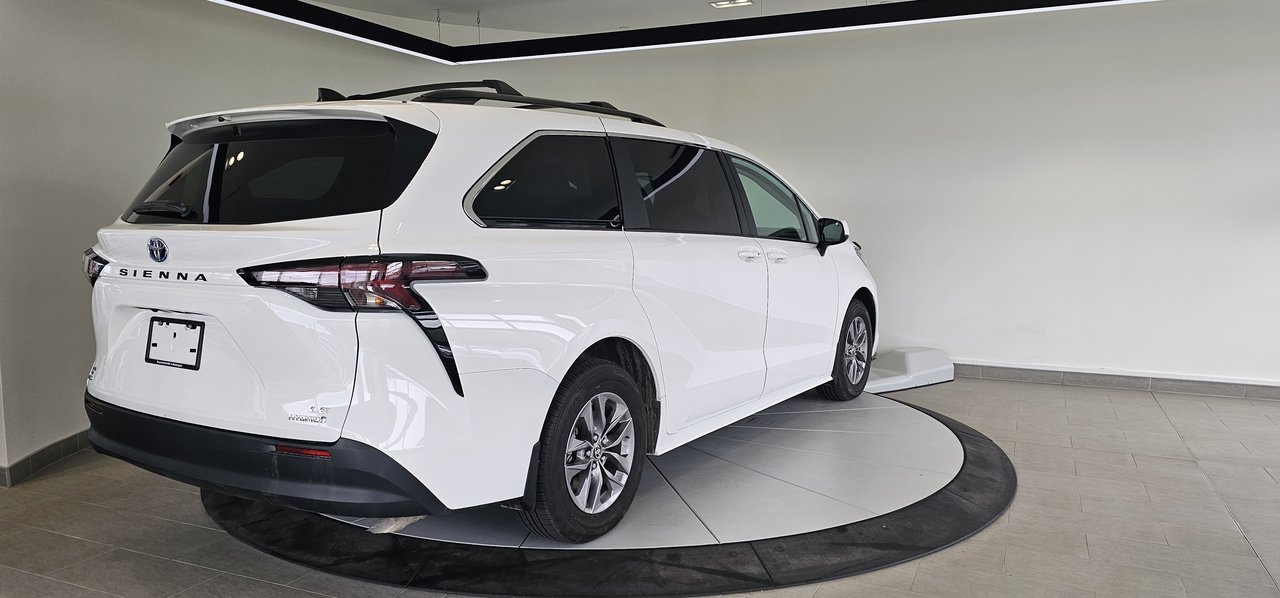 Toyota Sienna LE + AWD + 8 PASSAGERS + CAMERA + BAS KM + WOW +++ 2024