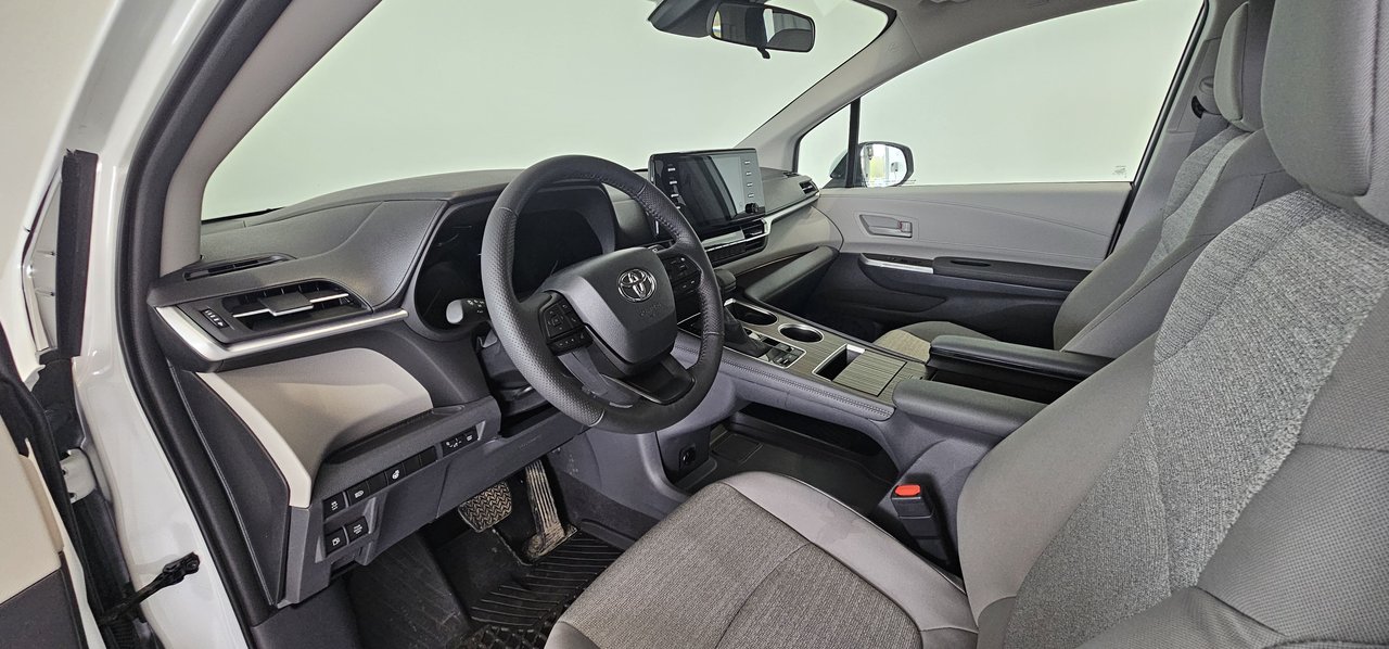 Toyota Sienna LE + AWD + 8 PASSAGERS + CAMERA + BAS KM + WOW +++ 2024