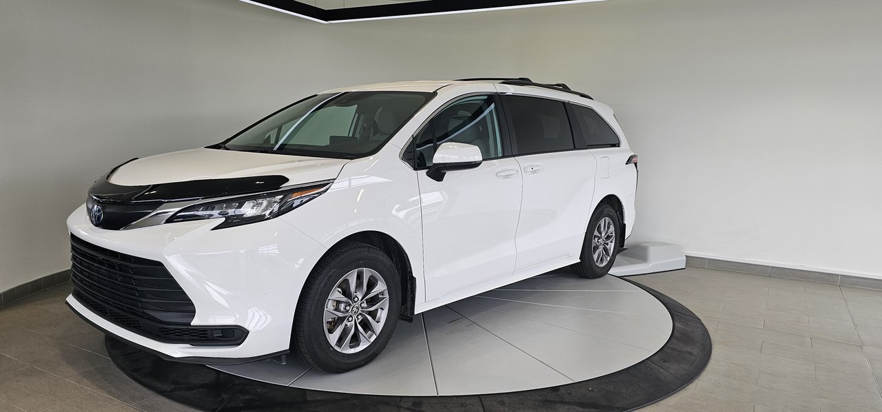 Toyota Sienna LE + AWD + 8 PASSAGERS + CAMERA + BAS KM + WOW +++ 2024