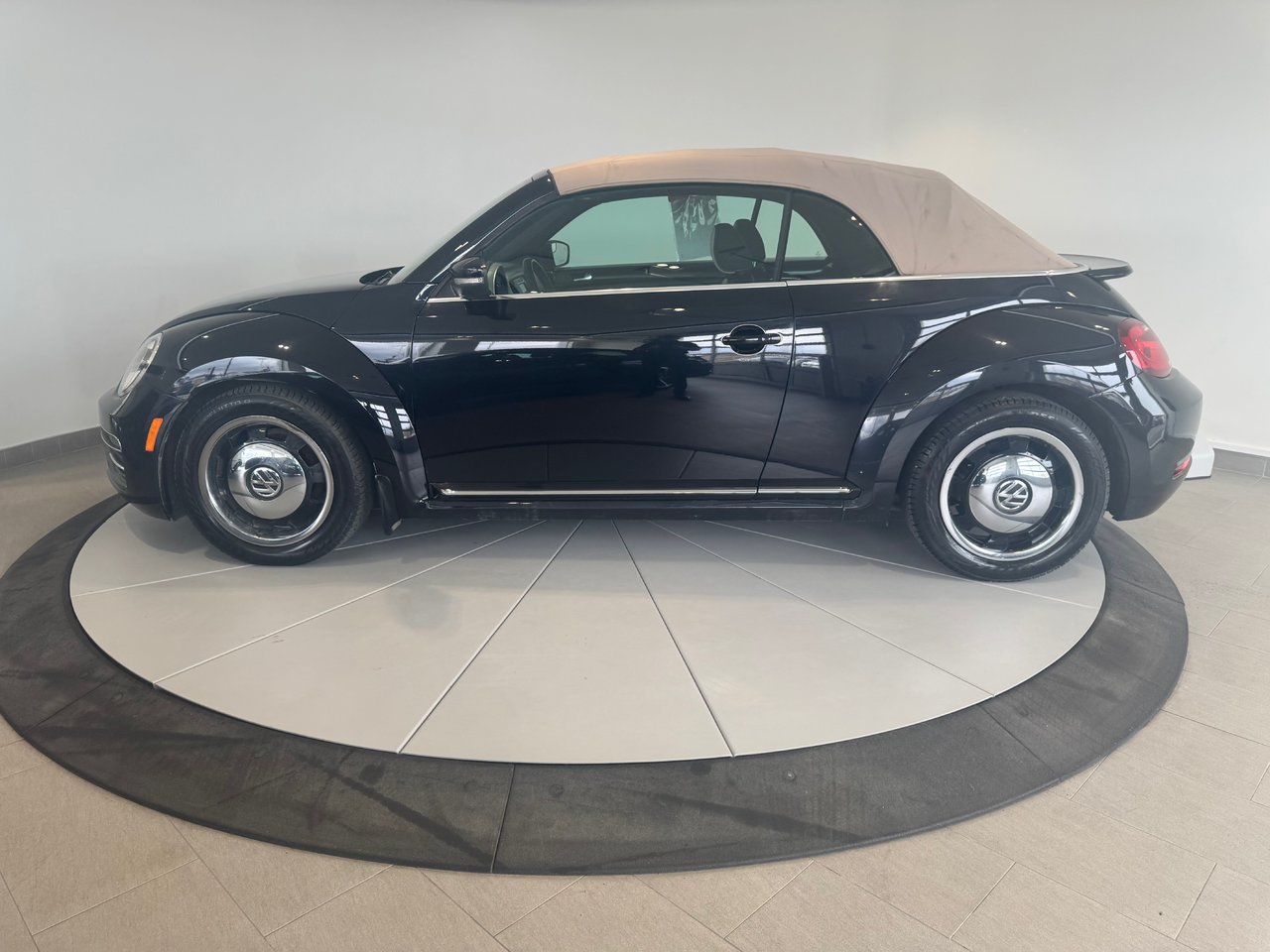 Volkswagen Beetle Convertible A/C + BLUETOOTH + CAMERA + WOW ! +++ 2018