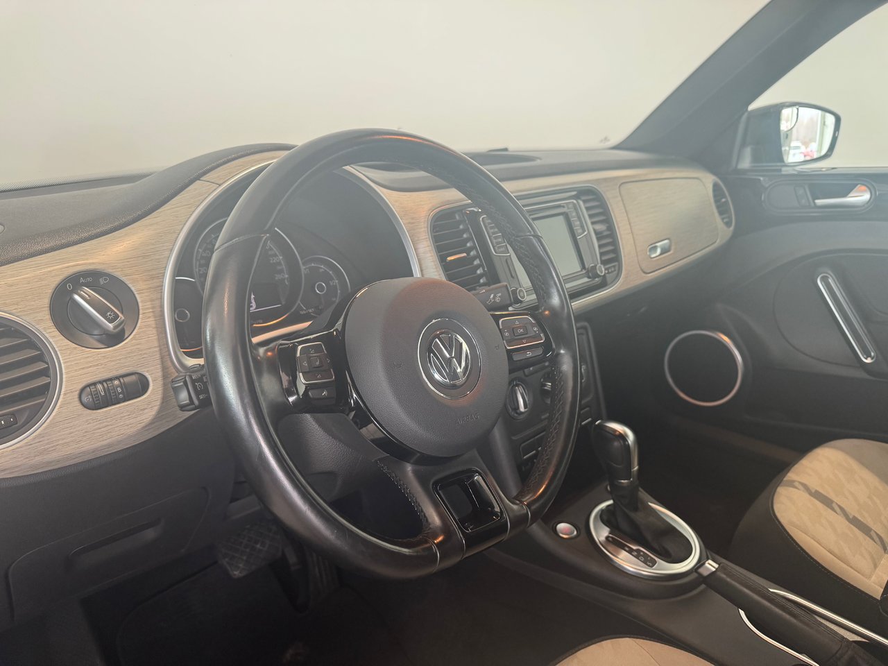Volkswagen Beetle Convertible A/C + BLUETOOTH + CAMERA + WOW ! +++ 2018