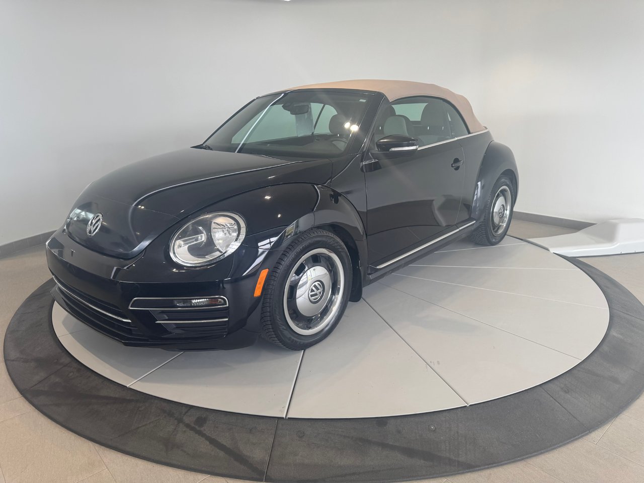 Volkswagen Beetle Convertible A/C + BLUETOOTH + CAMERA + WOW ! +++ 2018