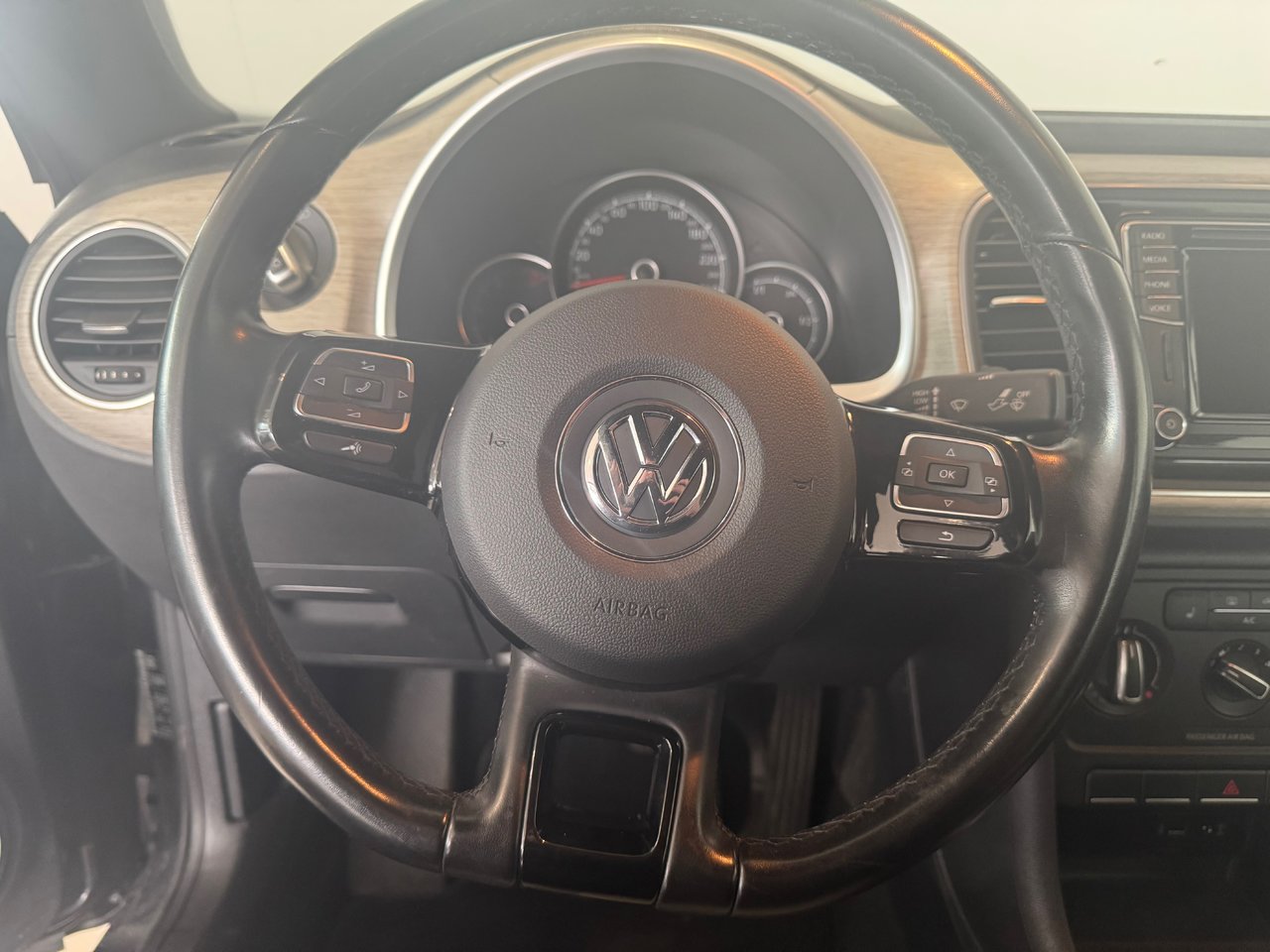 Volkswagen Beetle Convertible A/C + BLUETOOTH + CAMERA + WOW ! +++ 2018
