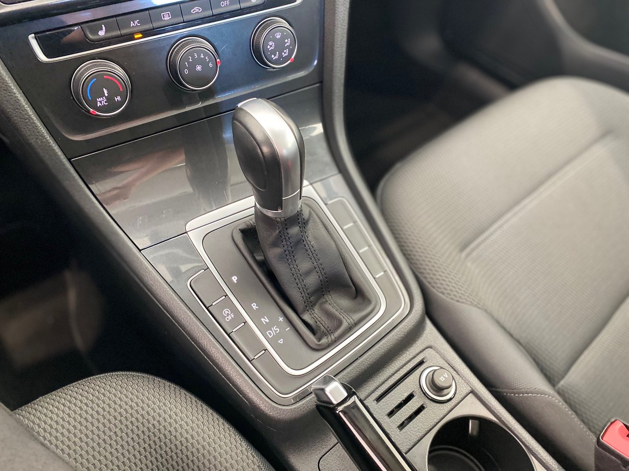 Volkswagen Golf COMFORTLINE + A/C + CARPLAY + CAMERA + BAS KM +++ 2019