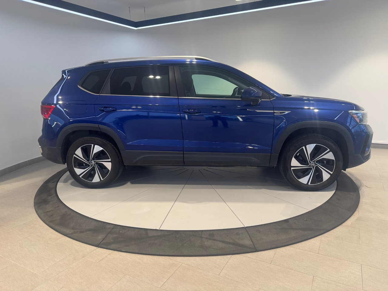 Volkswagen Taos Comfortline + AWD + A/C + CARPLAY + CAMERA + WOW + 2024