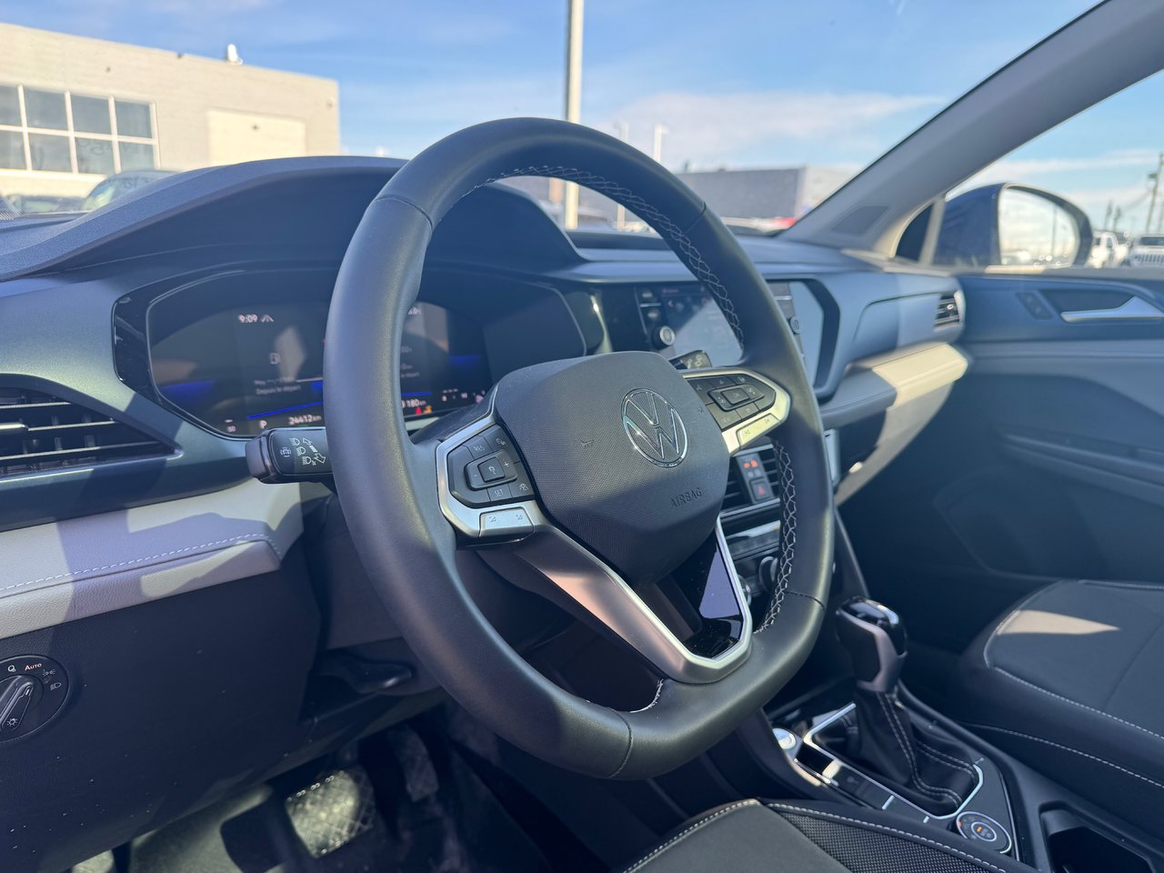Volkswagen Taos Comfortline + AWD + A/C + CARPLAY + CAMERA + WOW + 2024
