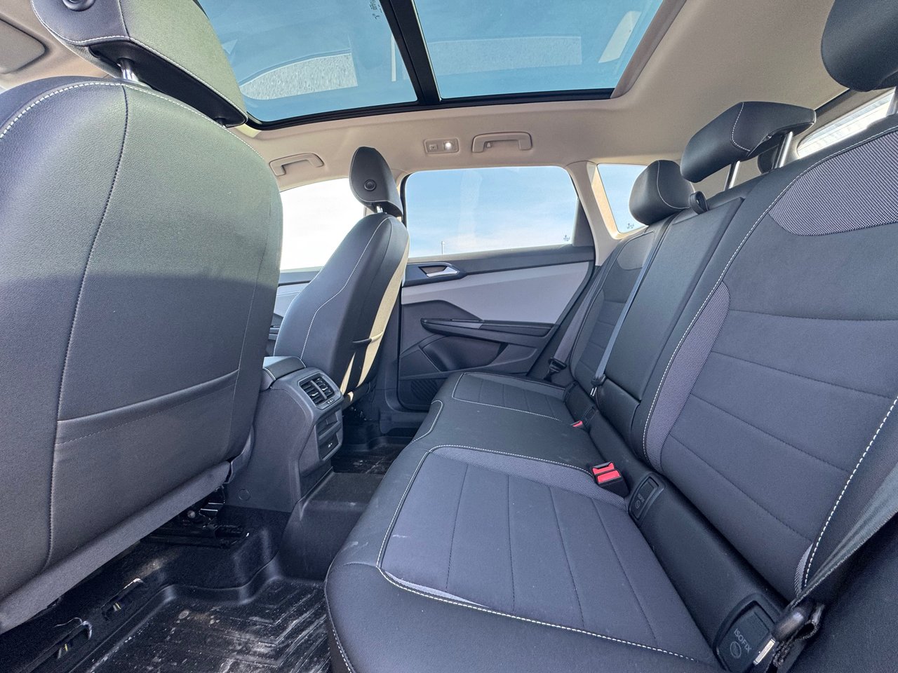 Volkswagen Taos Comfortline + AWD + A/C + CARPLAY + CAMERA + WOW + 2024