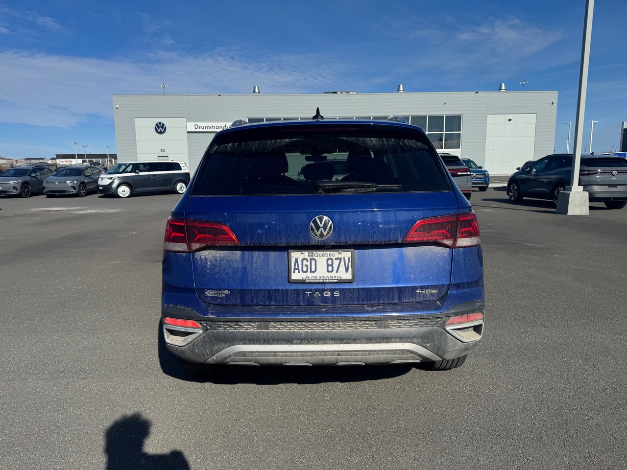 Volkswagen Taos Comfortline + AWD + A/C + CARPLAY + CAMERA + WOW + 2024