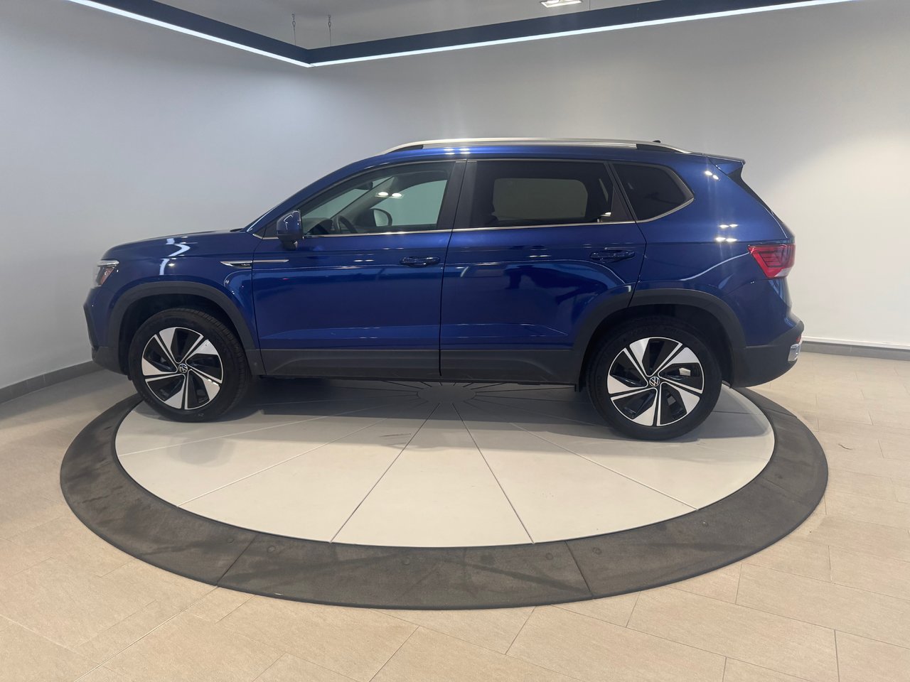 Volkswagen Taos Comfortline + AWD + A/C + CARPLAY + CAMERA + WOW + 2024