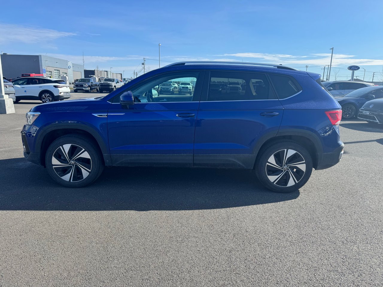 Volkswagen Taos Comfortline + AWD + A/C + CARPLAY + CAMERA + WOW + 2024