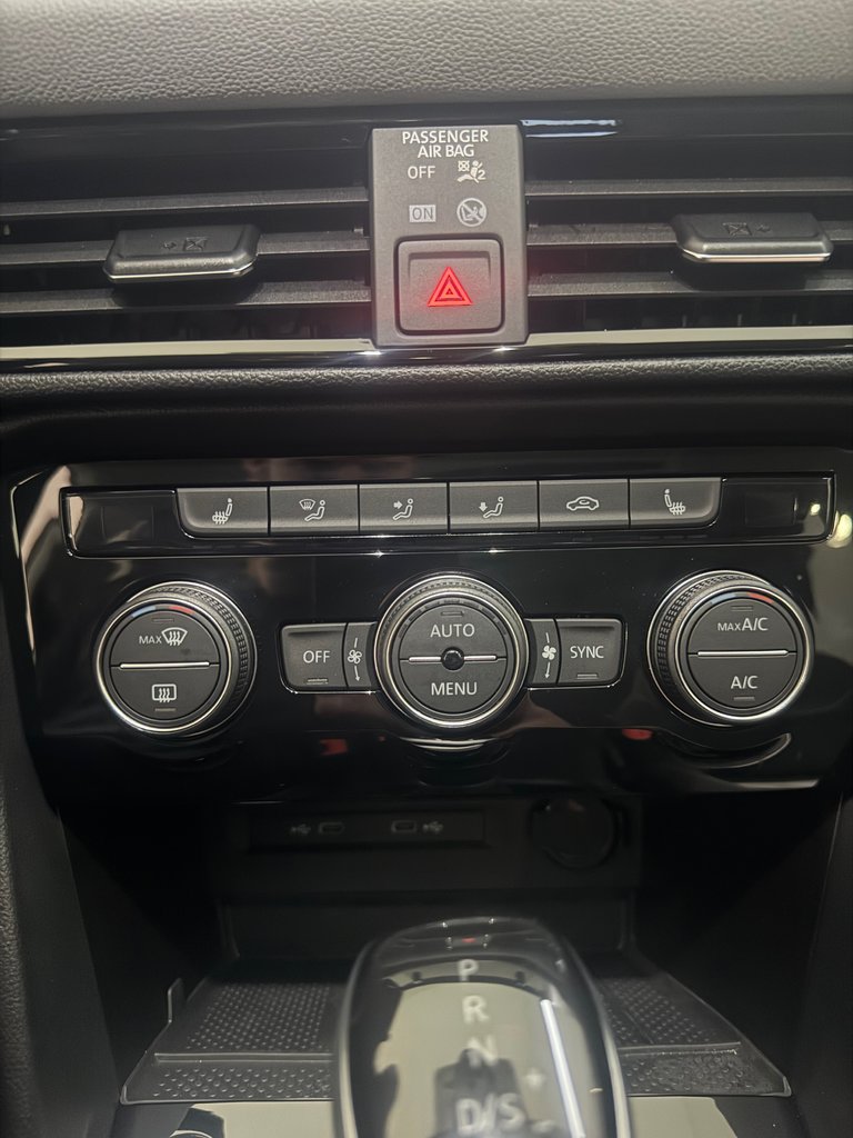 Volkswagen Taos Comfortline + AWD + A/C + CARPLAY + CAMERA + WOW + 2024
