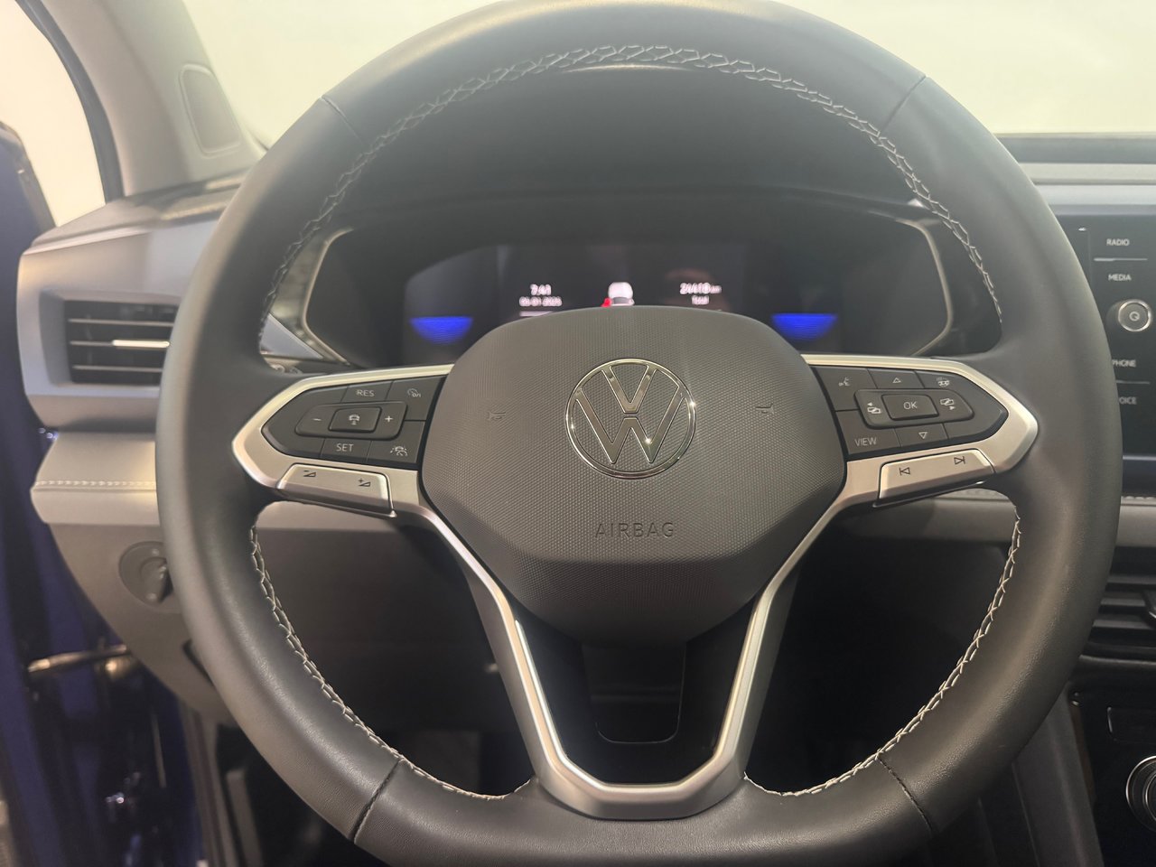Volkswagen Taos Comfortline + AWD + A/C + CARPLAY + CAMERA + WOW + 2024
