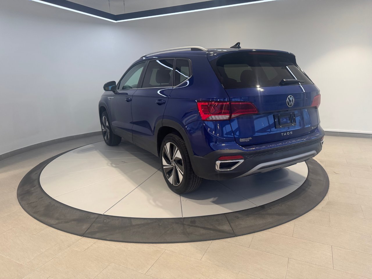 Volkswagen Taos Comfortline + AWD + A/C + CARPLAY + CAMERA + WOW + 2024
