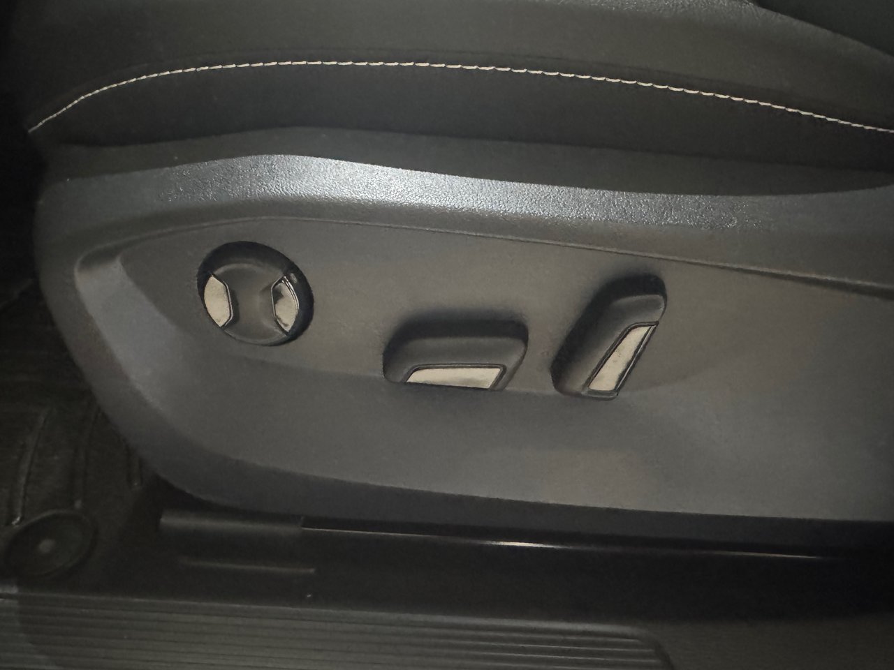 Volkswagen Taos Comfortline + AWD + A/C + CARPLAY + CAMERA + WOW + 2024