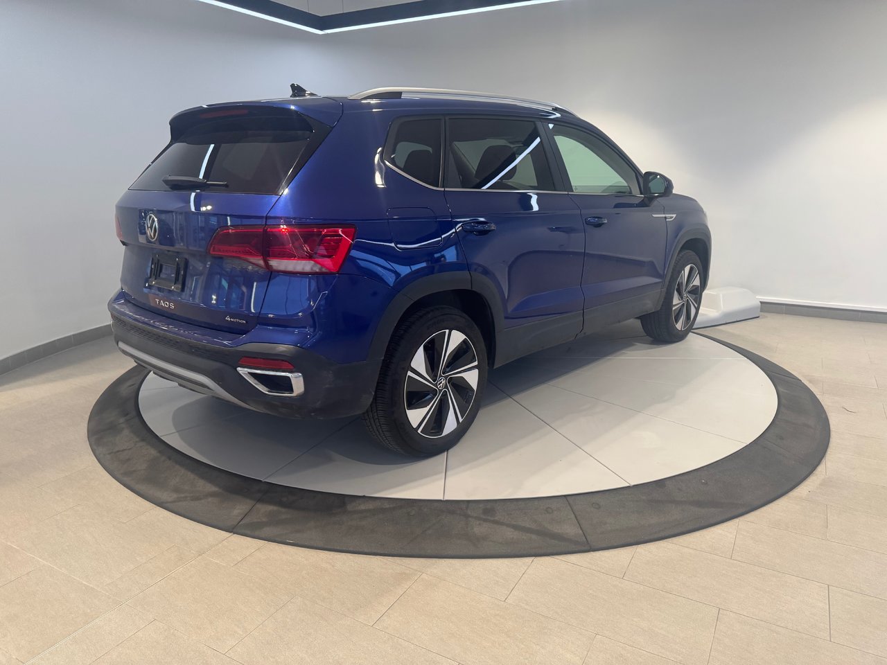 Volkswagen Taos Comfortline + AWD + A/C + CARPLAY + CAMERA + WOW + 2024