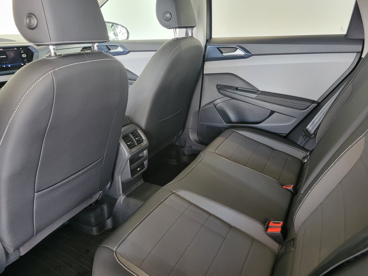 Volkswagen Taos Comfortline + TOIT + CUIR + AWD + CARPLAY + WOW ++ 2024