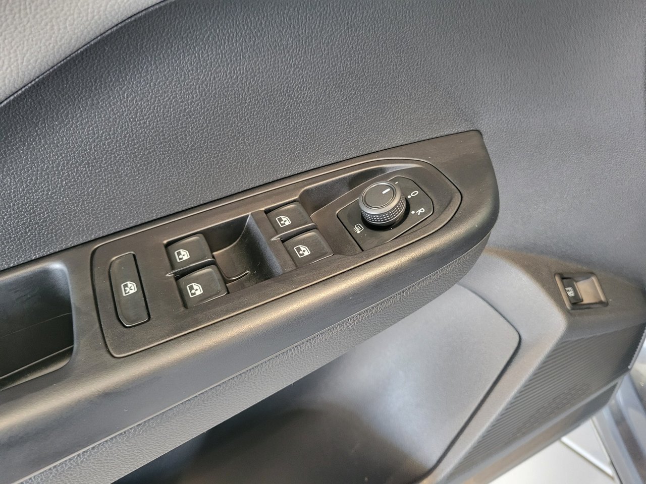 Volkswagen Taos Comfortline + TOIT + CUIR + AWD + CARPLAY + WOW ++ 2024