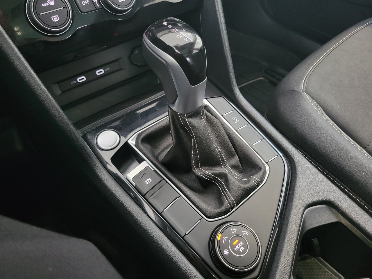 Volkswagen Taos Comfortline + TOIT + CUIR + AWD + CARPLAY + WOW ++ 2024