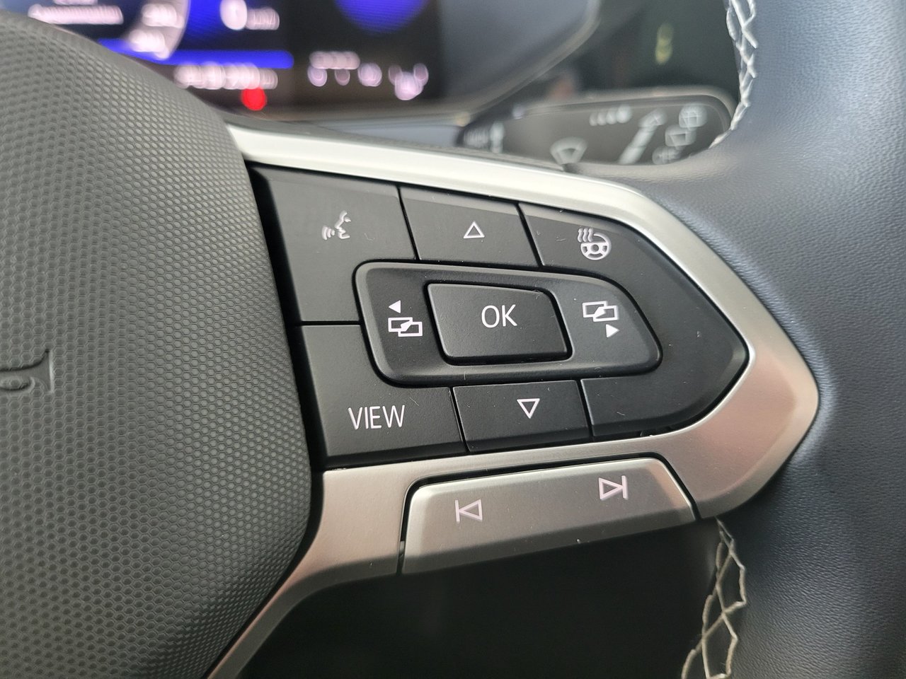 Volkswagen Taos Comfortline + TOIT + CUIR + AWD + CARPLAY + WOW ++ 2024