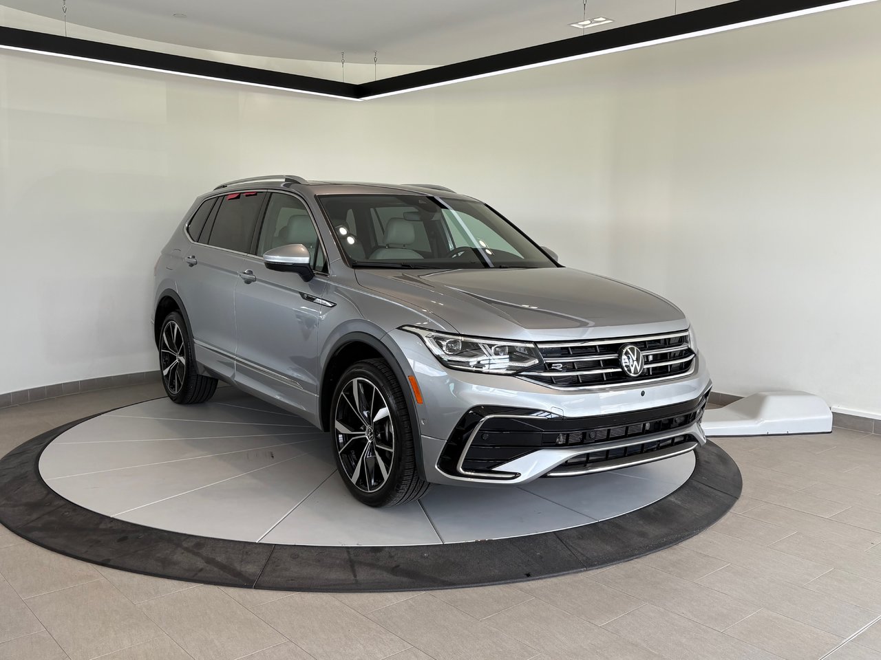 Volkswagen Tiguan Highline R-Line + CUIR + CARPLAY + CAMERA + WOW!++ 2024