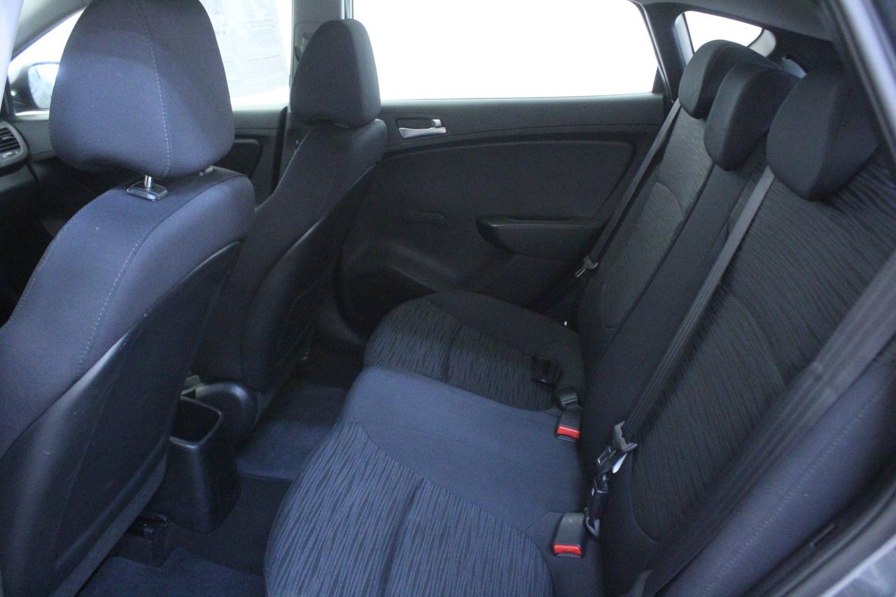 Hyundai i-20 Manuel de l'utilisateur : Sécurité enfant à l'arrière  (Véhicule à 5 portes seulement) : Verrouillage des portes