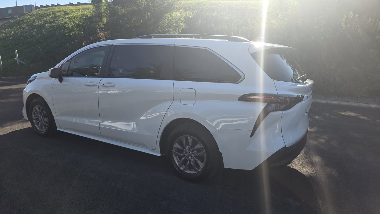 2024 Toyota Sienna LE-6