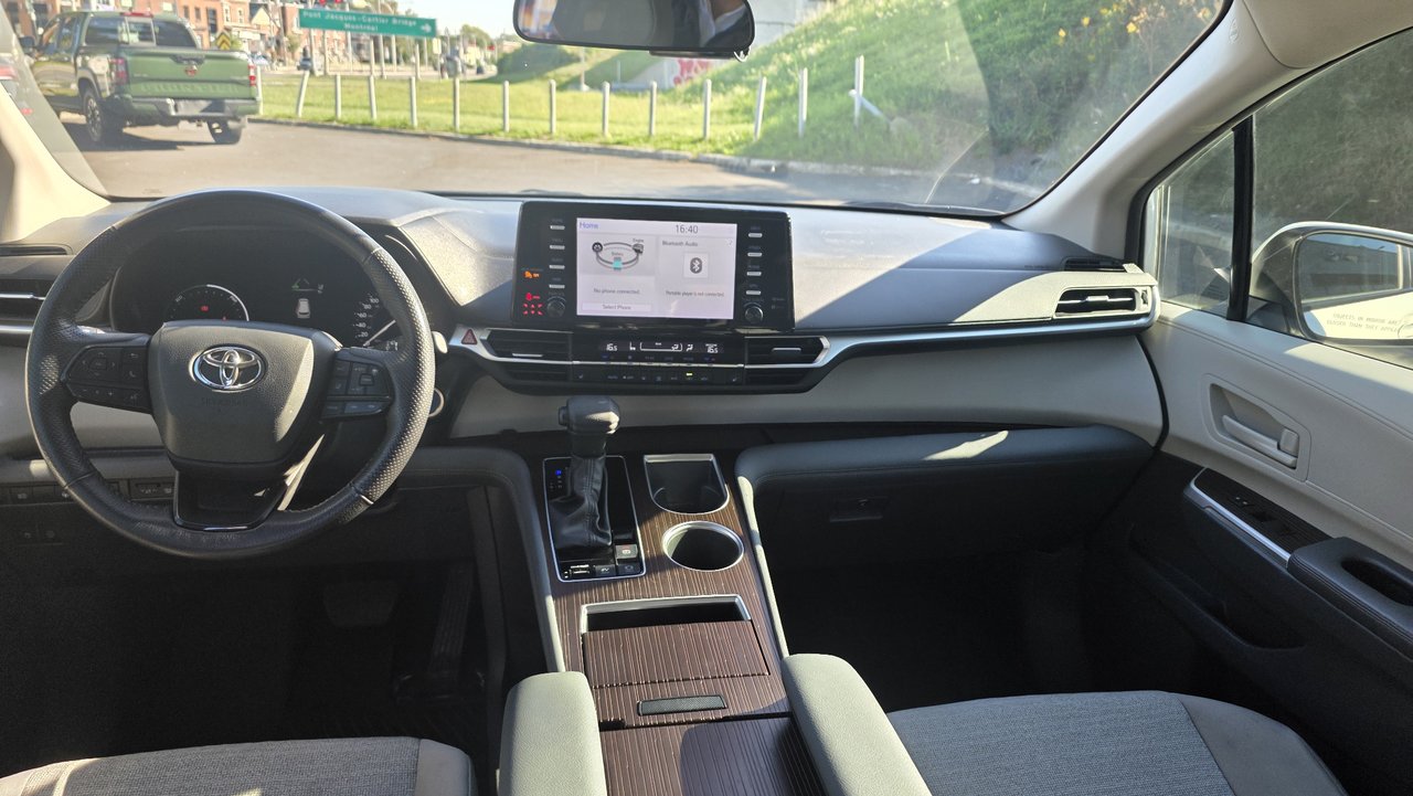 2024 Toyota Sienna LE-14