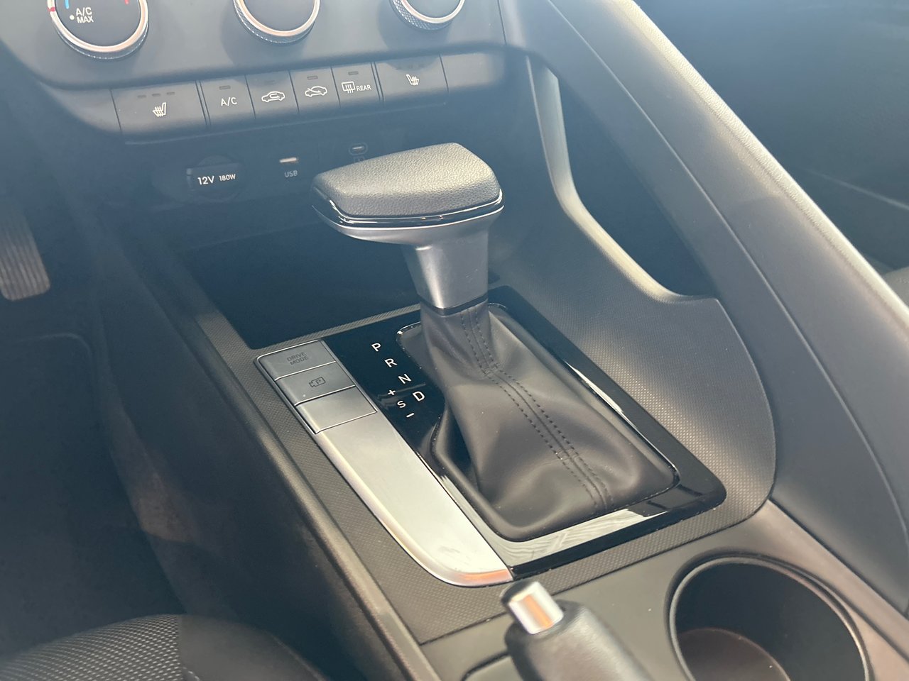 2025 Hyundai Elantra Essential-17