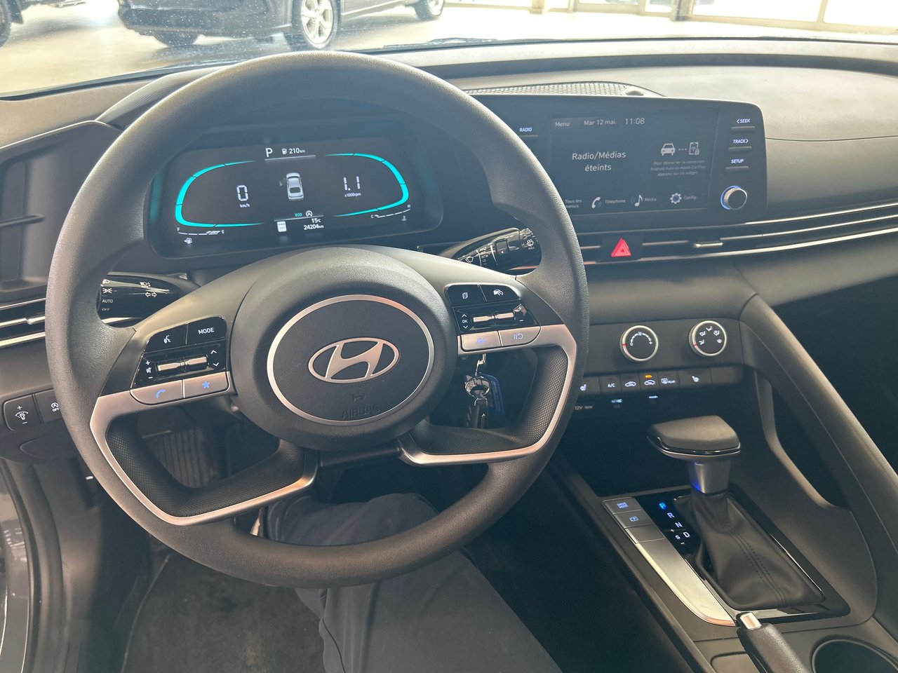2025 Hyundai Elantra Essential-25