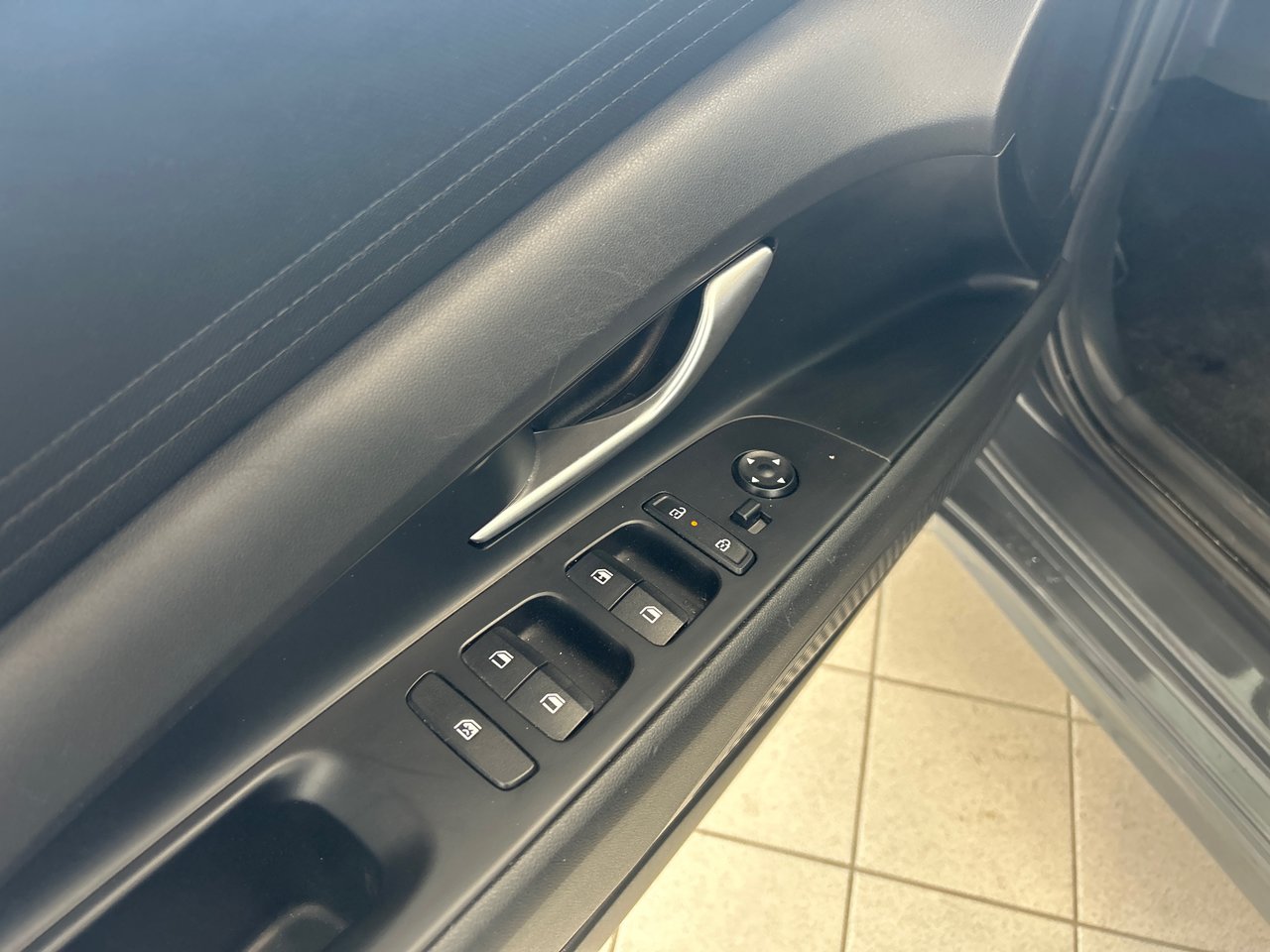 2025 Hyundai Elantra Essential-16