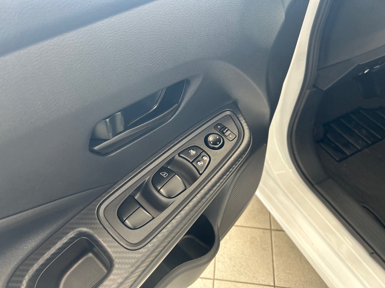 Nissan Versa S 2024-17