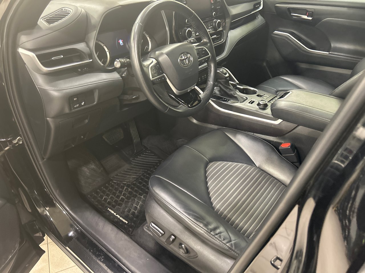 2022 Toyota Highlander XSE-17