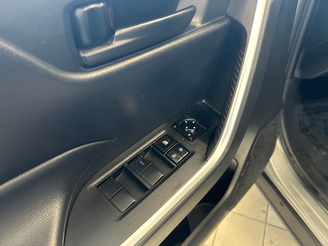 Toyota RAV4 LE 2022-16