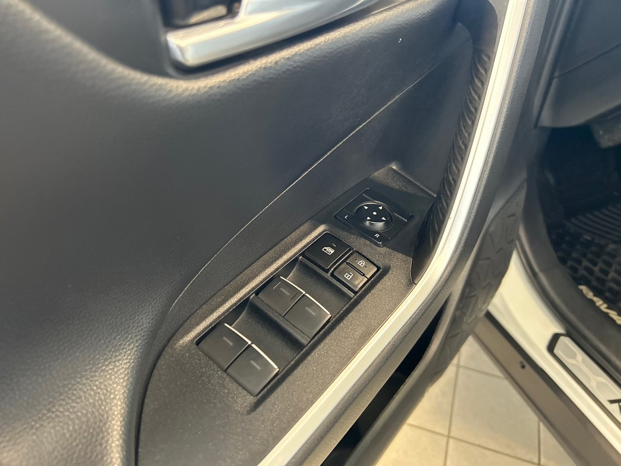 Toyota RAV4 Hybrid XSE 2023-20