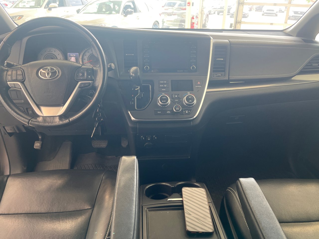 2019 Toyota Sienna SE-12