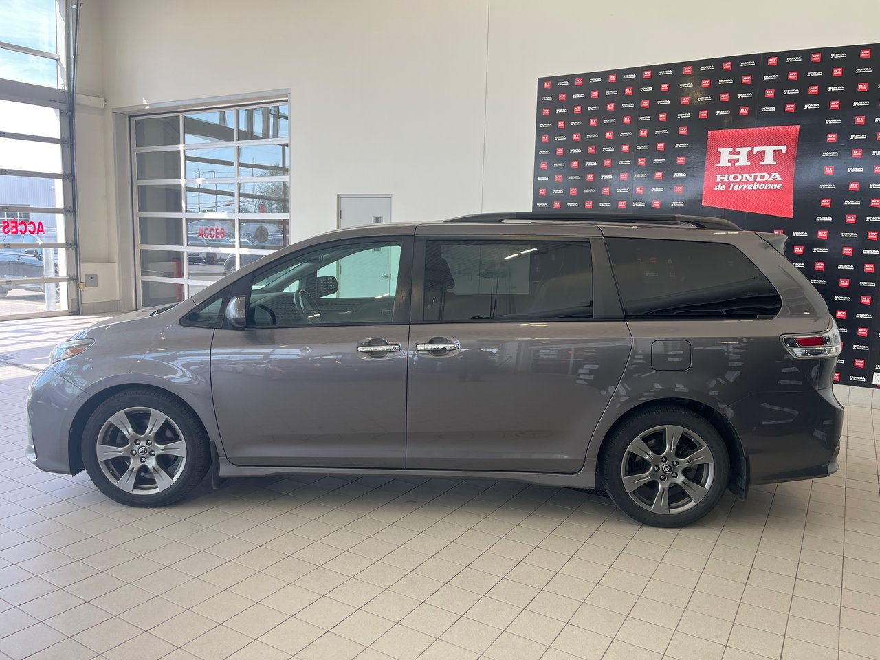 2019 Toyota Sienna SE-9