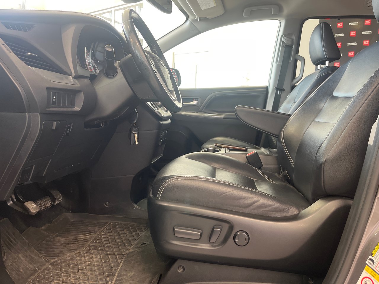 2019 Toyota Sienna SE-13