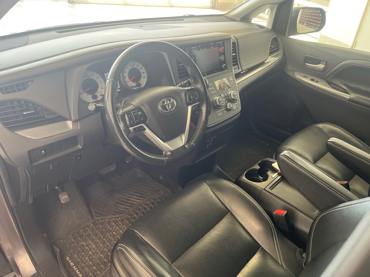 2019 Toyota Sienna SE-10