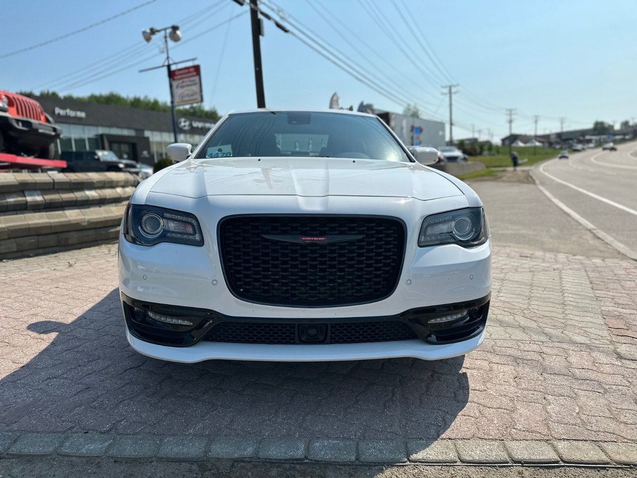 Used 2023 Chrysler 300 with 10 km for sale at Otogo