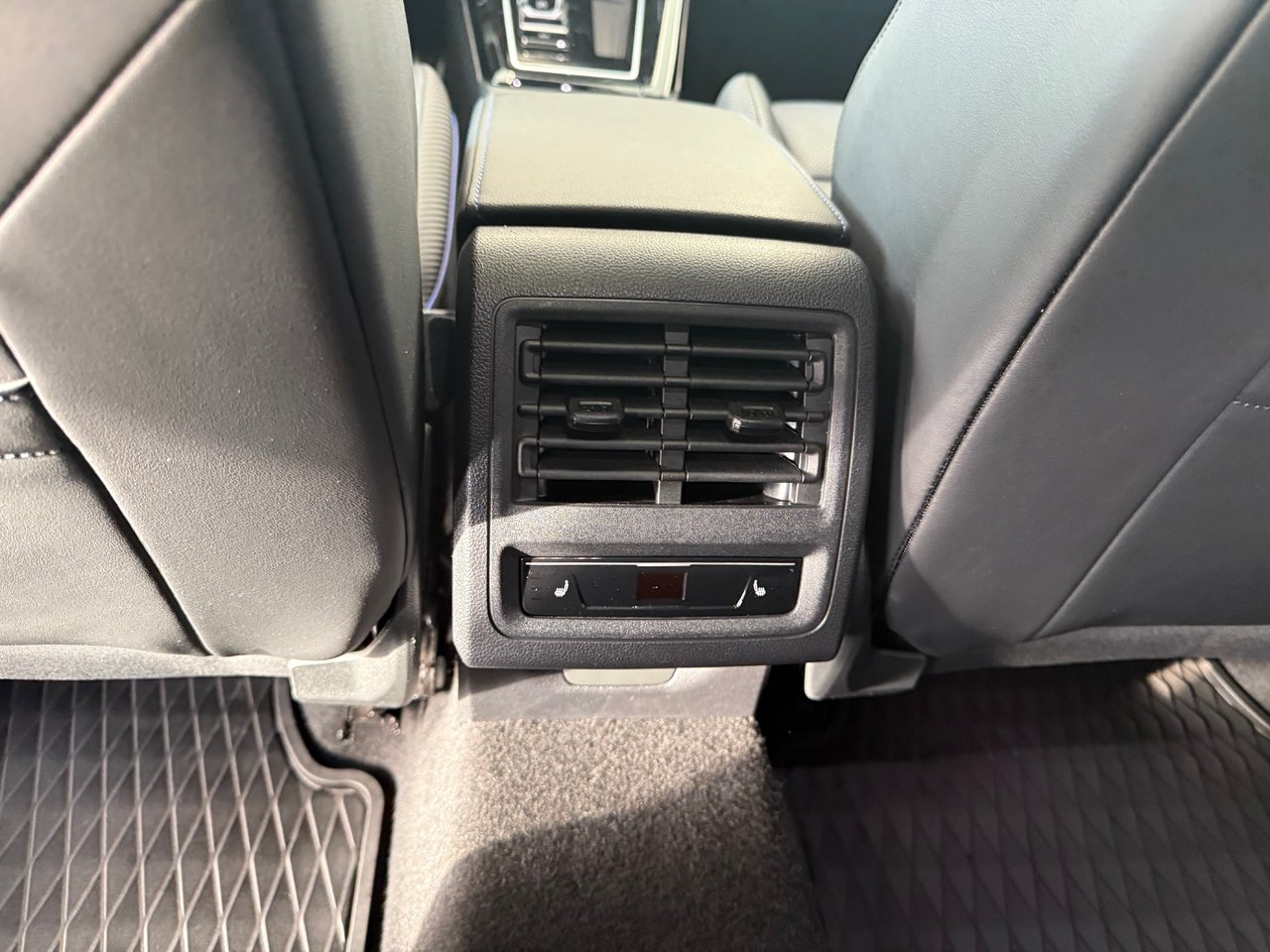 2024 Volkswagen Golf R  FINANCING AVAILABLE