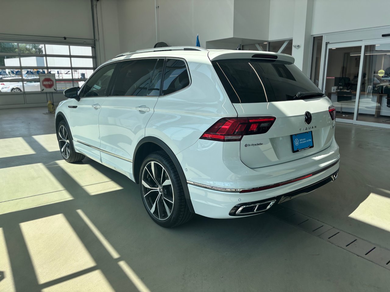 Volkswagen Tiguan Highline R-Line TOIT PANO INTERIEUR DE CUIR 2022 JAMAIS ACCIDENTÉ