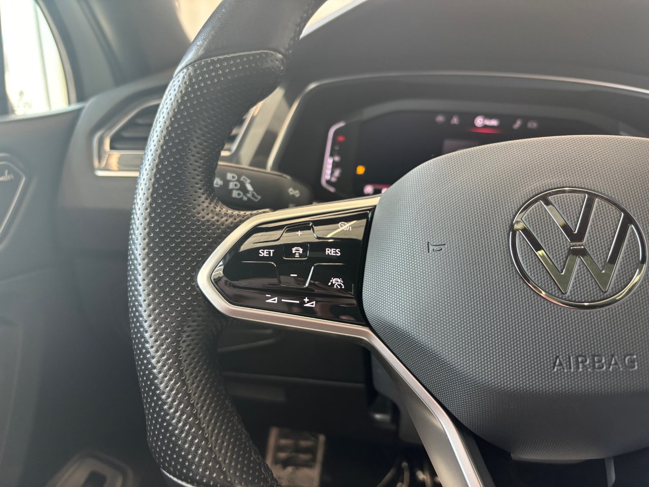 Volkswagen Tiguan Highline R-Line TOIT PANO INTERIEUR DE CUIR 2022 JAMAIS ACCIDENTÉ