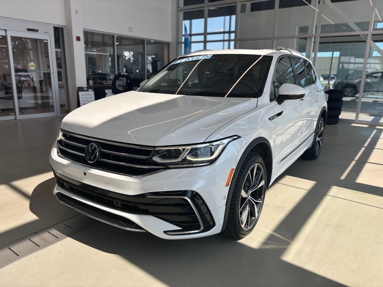 Volkswagen Tiguan Highline R-Line TOIT PANO INTERIEUR DE CUIR 2022 JAMAIS ACCIDENTÉ