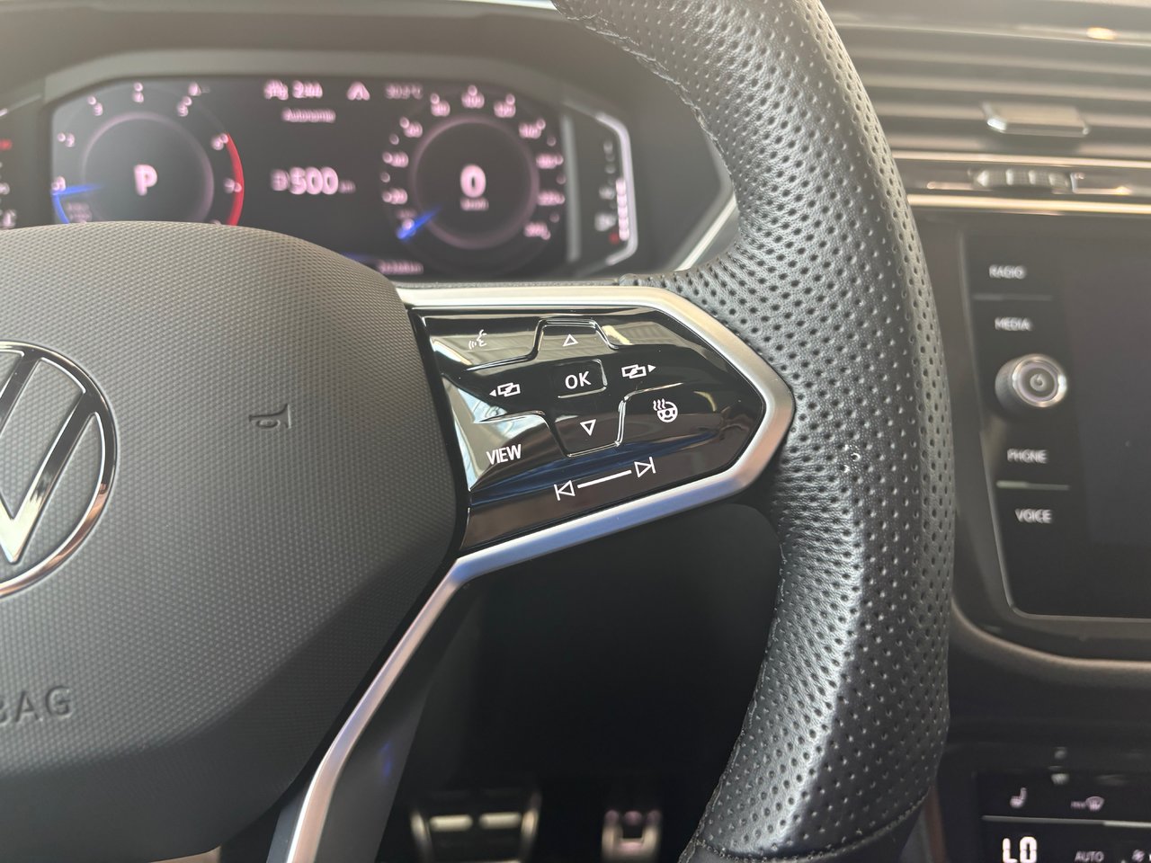 Volkswagen Tiguan Comfortline R-Line Black Edition TOIT 2023 A PARTIR DE 4.39%
