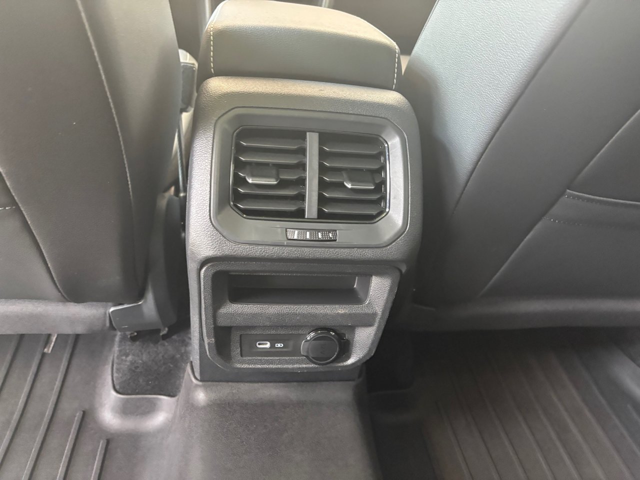 Volkswagen Tiguan Comfortline R-Line Black Edition TOIT 2023 A PARTIR DE 4.39%