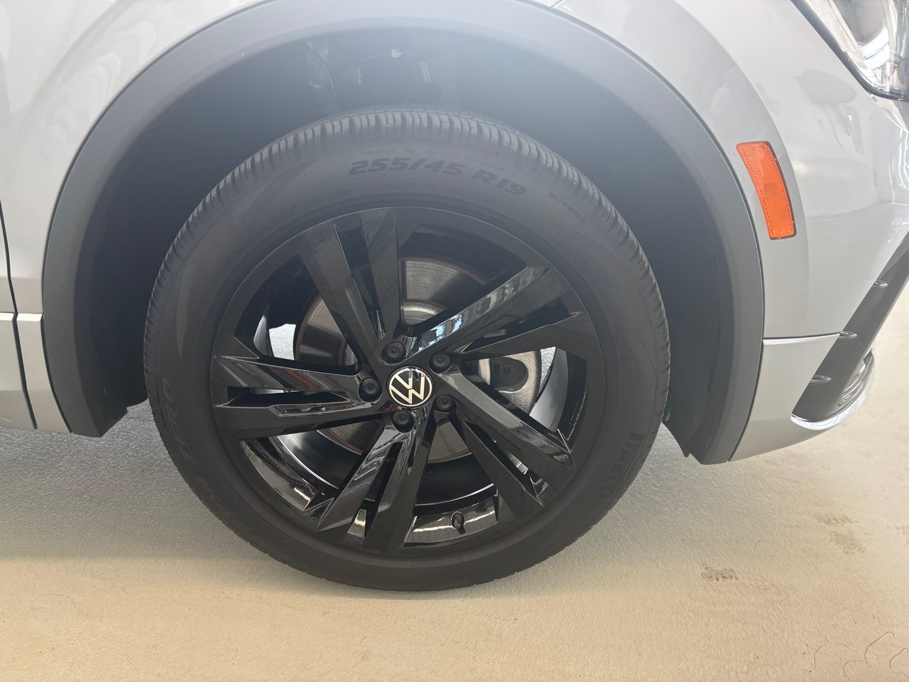 Volkswagen Tiguan Comfortline R-Line Black Edition TOIT 2023 A PARTIR DE 4.39%
