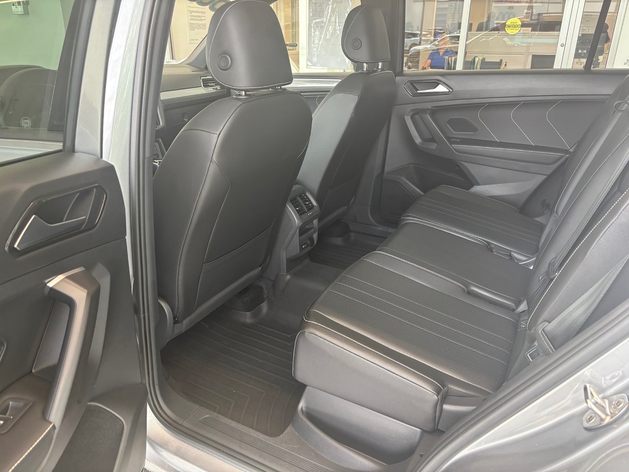 Volkswagen Tiguan Comfortline R-Line Black Edition TOIT 2023 A PARTIR DE 4.39%