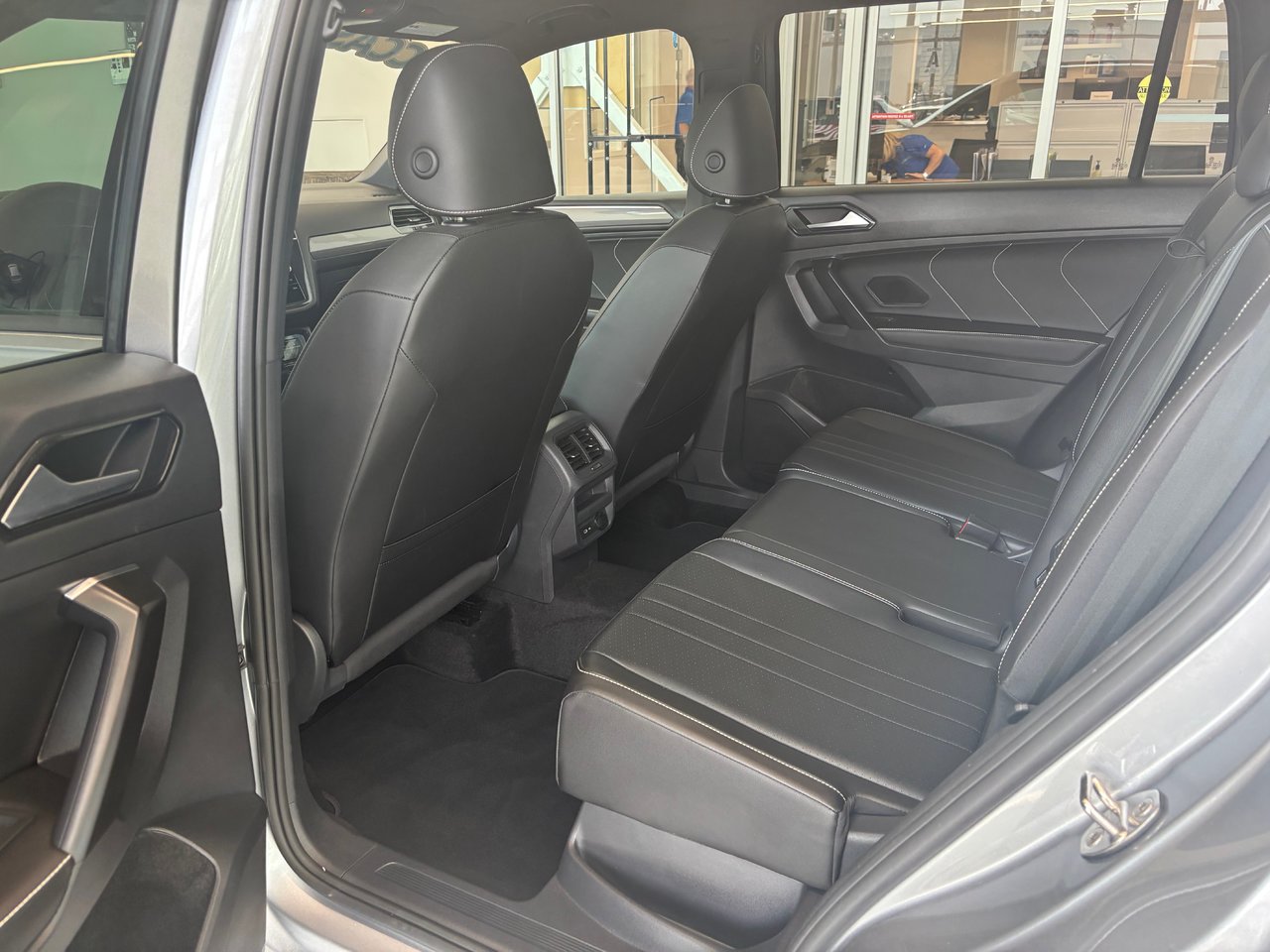 Volkswagen Tiguan Comfortline R-Line Black Edition SIMILICUIR TOIT 2023 A PARTIR DE 4.39%