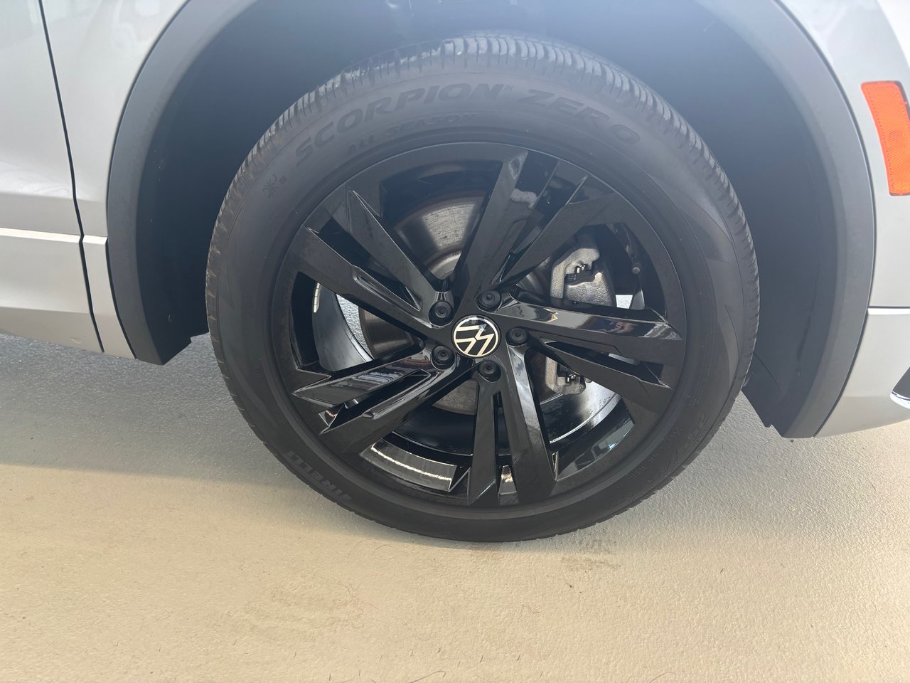 Volkswagen Tiguan Comfortline R-Line Black Edition SIMILICUIR TOIT 2023 A PARTIR DE 4.39%
